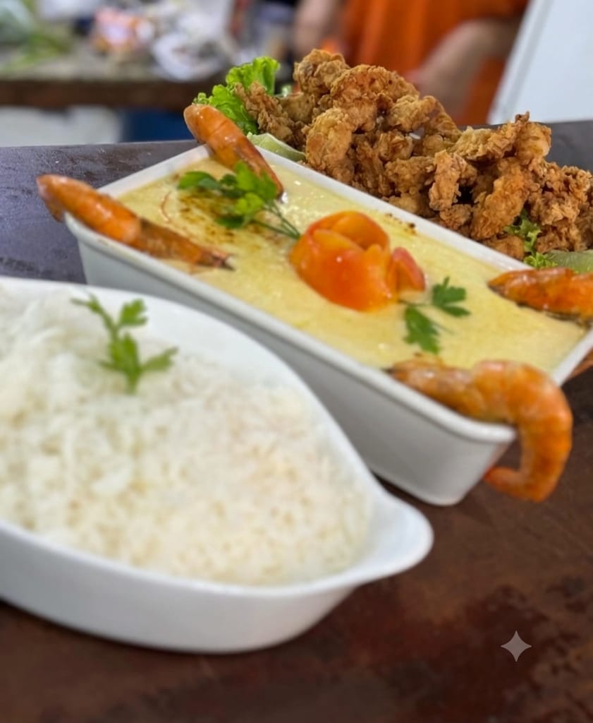 Camarão empanado com purê e arroz